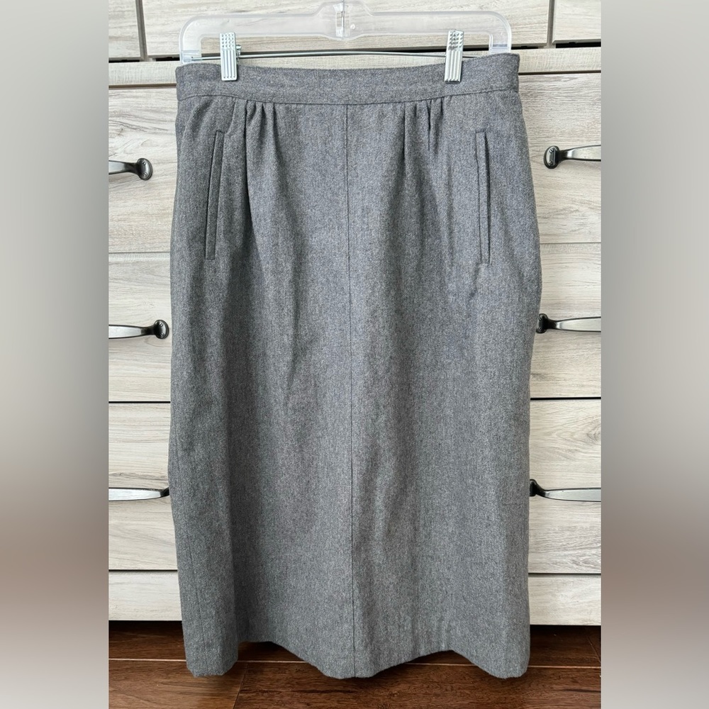 Gray Woolen skirt with pockets size 12 electric grandmother style